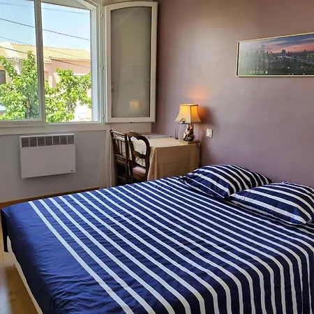 Climatisee Avec Piscine Pres De La 住宿加早餐酒店