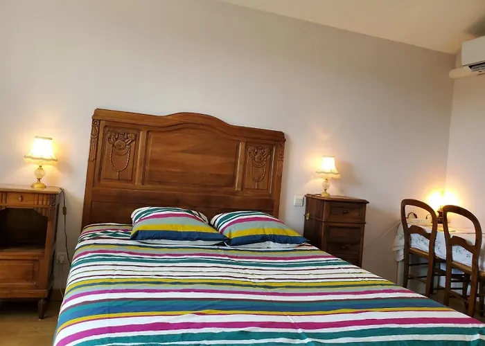 Climatisee Avec Piscine Pres De La 住宿加早餐酒店