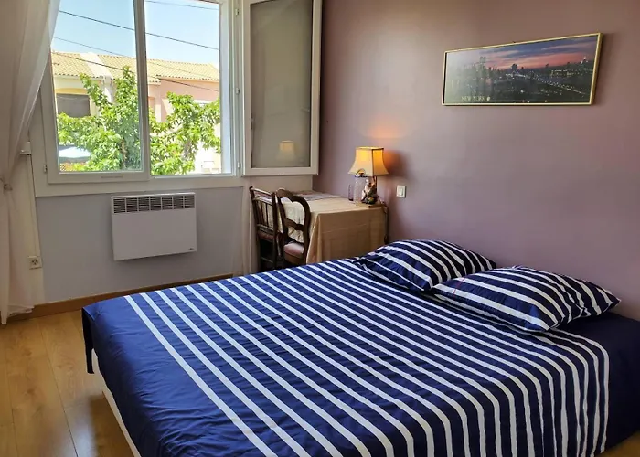 Climatisee Avec Piscine Pres De La 住宿加早餐酒店